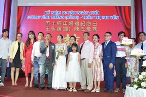 王永勝偕兒孫答謝親友祝賀。