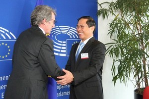 外交部常務副部長裴清山（右）與歐洲議會(EP)議長戴維‧薩索利舉行重要會晤。（圖源：外交部）