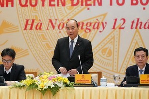 政府總理阮春福（中）在會上發表講話。（圖源：光孝）