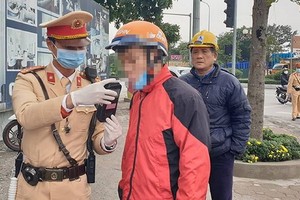 河內市交警在檢查酒精濃度時戴口罩與手套。