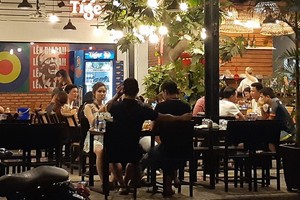 坐在舊邑郡黎德壽街上飲食店的食客。