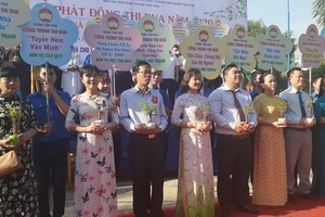 新富郡各坊代表獲送樹苗以返回地方種植。