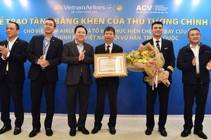 企業國家資本管委會主任阮煌英（左三）受政府總理委託，向飛往中國武漢的越航機組頒授獎狀。（圖源：T.B）