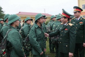 少將丁孟發勉勵入伍青年。（圖源：互聯網）