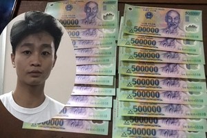 涉案嫌犯張智強（小圖）與假鈔物證。（圖源：警方提供）