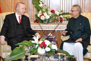 巴基斯坦總理伊姆蘭‧汗（右）與土耳其總統埃爾多安舉行會晤。（圖源：互聯網）