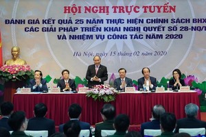 政府總理阮春福（左三）出席會議。（圖源：Chinhphu.vn）