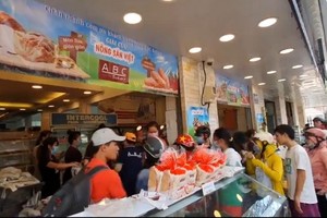 消費者排隊購買“火龍果麵包”。