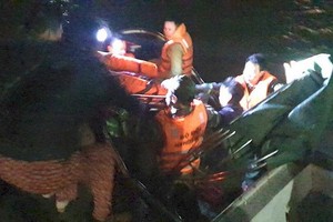 救護隊員們成功拯救受傷漁民並送上岸治療。（圖源：海尚）