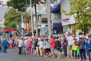 當天上午，有逾200名居民及路過的人停車排隊購買。