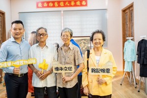 文物捐贈者與麒麟（左一）於展室內合影。