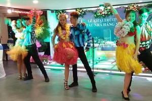 食客在船上除了可品嚐東亞與各歐式美食之餘，還能欣賞精彩的歌舞。（圖源：互聯網）