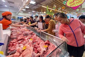 消費者在超市裡選購新鮮豬肉。（圖源：慶雲）