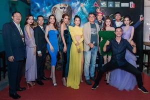 出品商與越中演員合影。