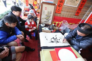 許多人前來首都河內文廟向書法家求寫越南文書法。