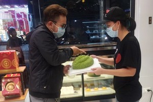 顧客正在購買大發餅家榴槤蛋糕。