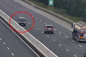 編號17D-004.43汽車在河內-海防高速公路上逆向行駛。（圖源：視頻截圖）