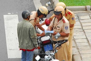 交警對違反交規者錄案。