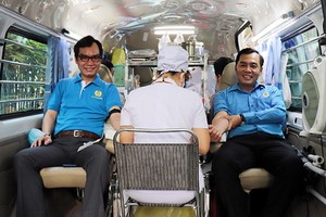 工會幹部參加捐血活動。（圖源：雄科）