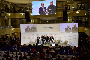 慕尼黑安全會議主席（台上左一）發表閉幕講話。（圖源：新華社）