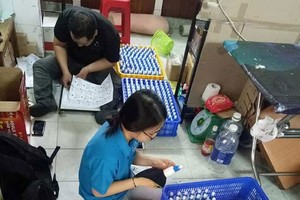 年輕人努力生產消毒洗手液以免費贈送給社群。