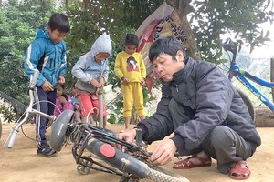 范維勇為遍遠鄉村的學生修理自行車。