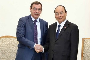 政府總理阮春福（右）接見俄羅斯聯邦肅貪機關主席安德烈‧謝爾蓋耶維奇。（圖源：越通社）