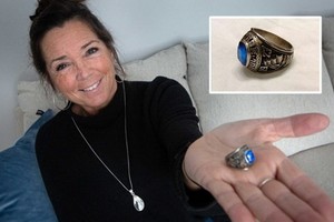 麥肯納與遺失多年的戒指團圓。（圖源：互聯網）