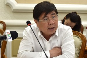 市人委會主席阮成鋒在會議上發表演講。（圖源：阮瓊）