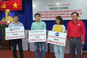 市紅十字會陳長山（右一）代表該會接領由各贊助單位所移交的醫療物資。