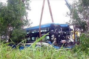 重型拖吊車將事故客車吊離現場。（圖源：垂楊）