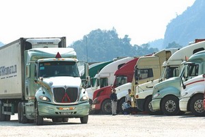 滯留在新清口岸附近的集裝箱貨車陸續通關。（圖源：互聯網）