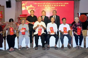 羅氏宗親理事會向長者宗親祝壽。