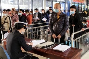 經芒街口岸入境人士在辦理疫情防控進境手續。