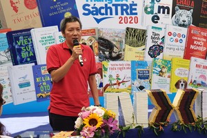 年輕人出版社華人編輯何安輝介紹新書。