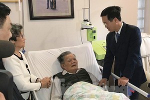 中央宣教部長武文賞（右）親往探望並祝賀國家傳染和熱帶病研究院1994-2004年任期原院長黎登河教授、科學博士。（圖源：越通社）