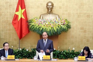 政府總理阮春福（中）主持會議並發表講話。（圖源：越通社）