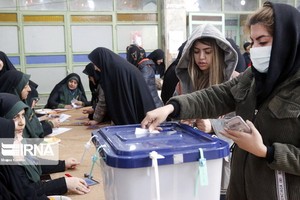 伊朗選民將選票投入選票收集箱。（圖源：伊通社）