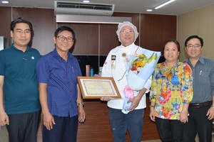 高肇力（右三）接受市民族處領導頒贈獎狀和鮮花祝賀。