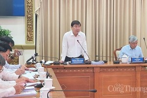 市人委會主席阮成鋒（右二）在會上發表指導意見。（圖源：工商報）