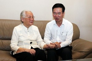 武文賞部長（右）殷切問候段翠波醫生。