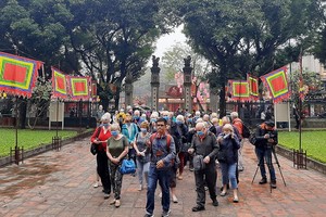 遊客參觀我國遺跡。