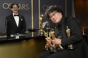 《寄生獸》導演奉俊昊（右）成為今年奧斯卡的大贏家。（圖源：互聯網）