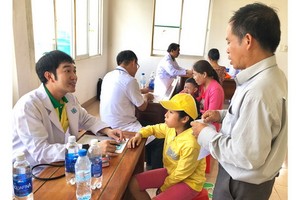 范黎維醫生、博士參加贈醫施藥活動。