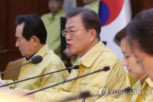 2月23日，在韓國中央政府首爾辦公樓，文在寅（左二）在新冠病毒疫情對策會議上發言。 （圖源：韓聯社）