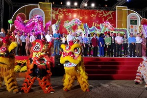 第五郡龍獅在文化中心接受各位領導點睛開光。