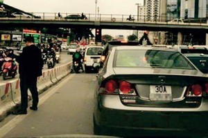 攝像頭記錄了阿松在街上隨地小便的片斷。