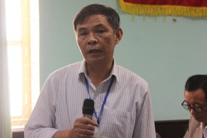 承天-順化省法醫中心主任阮懷安醫生在新聞發佈會上回答記者提問。（圖源：草微）