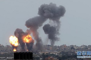  2月24日，在加沙地帶汗尤尼斯，以軍空襲引起火球和煙霧。（圖源：新華社）