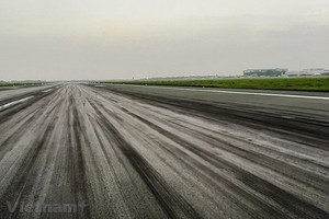 經過檢查25R/07L跑道， 新山一國際機場已發現該跑道瀝清混凝土裂縫日益擴大。（圖源：越通社）